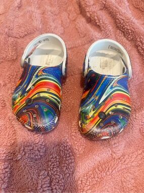 Crocs Kids Classic Rainbow Swirl Marbled Clogs C6 Colorful Slip On Shoes tye